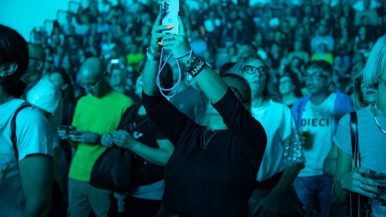 Rimini. Ligabue canta e abbraccia il suo pubblico Rimini. Ligabue canta e abbraccia il suo pubblico