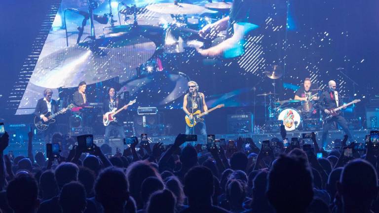Rimini. Ligabue canta e abbraccia il suo pubblico Rimini. Ligabue canta e abbraccia il suo pubblico