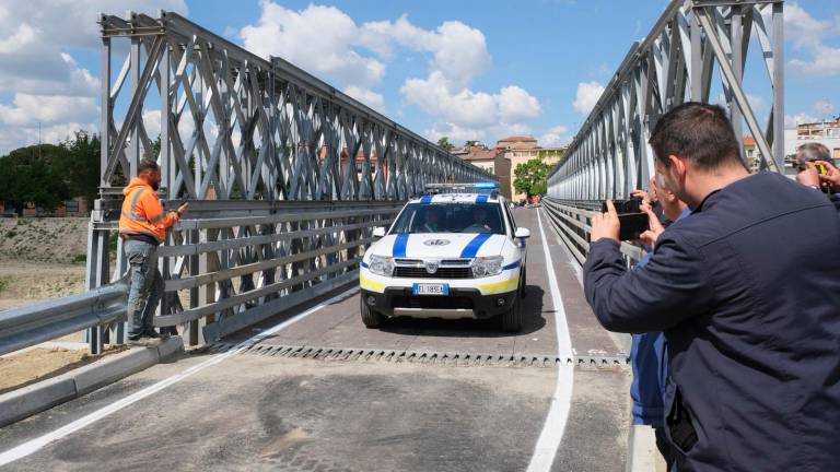 Faenza, riaperto il ponte delle Grazie e inaugurato il ponte Bailey. Figliuolo: “Ci sono persone che hanno l’assegno in mano” Faenza, riaperto il ponte delle Grazie e inaugurato il ponte Bailey. Figliuolo: “Ci sono persone che hanno l’assegno in mano”