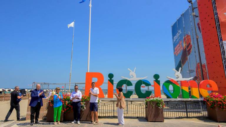 Riccione. Sventola la bandiera blu Riccione. Sventola la bandiera blu