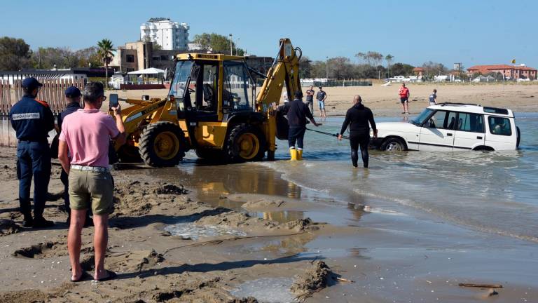 Riccione, prova a guadare la foce del Marano col fuoristrada ma rimane incagliato - Gallery Riccione, prova a guadare la foce del Marano col fuoristrada ma rimane incagliato - Gallery