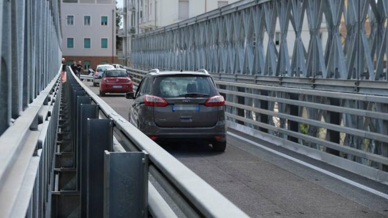 Faenza, riaperto il ponte delle Grazie e inaugurato il ponte Bailey. Figliuolo: “Ci sono persone che hanno l’assegno in mano” Faenza, riaperto il ponte delle Grazie e inaugurato il ponte Bailey. Figliuolo: “Ci sono persone che hanno l’assegno in mano”