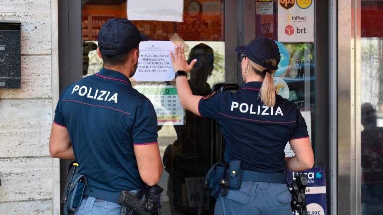 Cesena, ritrovo fisso di violenti e pregiudicati: tabaccheria chiusa per 15 giorni Cesena, ritrovo fisso di violenti e pregiudicati: tabaccheria chiusa per 15 giorni