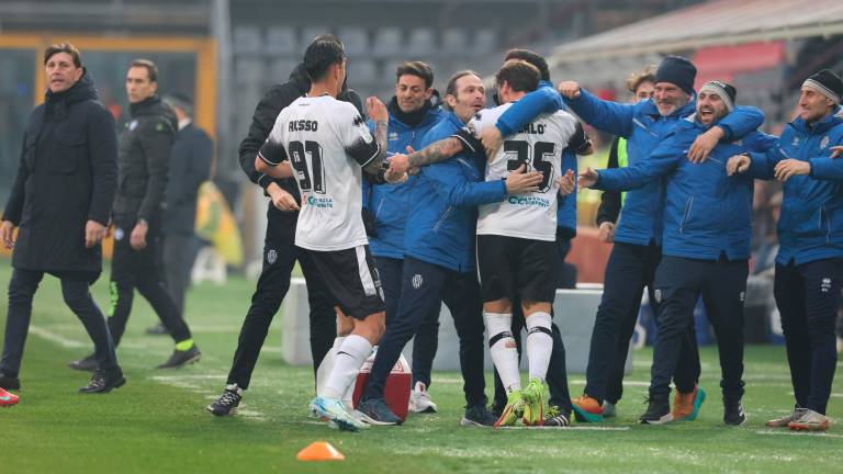 Giacomo Calò festeggiato dalla panchina bianconera dopo il gol (foto Luigi Rega) Giacomo Calò festeggiato dalla panchina bianconera dopo il gol (foto Luigi Rega)
