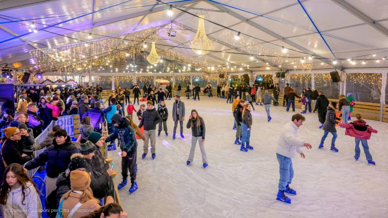 Riccione, la pista di pattinaggio aperta fino al 26 gennaio Riccione, la pista di pattinaggio aperta fino al 26 gennaio