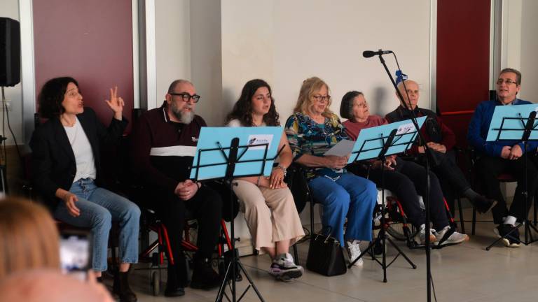 Il coro degli afasici durante l’esibizione di ieri (Fiorentini) Il coro degli afasici durante l’esibizione di ieri (Fiorentini)