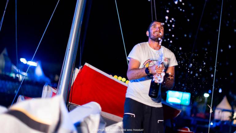 Vela. Luca Rosetti primo alla Mini Transat. La somma dei tempi lo premia. La classifica - VIDEO festa all’arrivo e premiazione