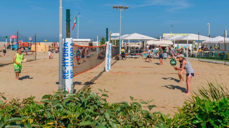 In Romagna è metà aprile ma sembra estate. Tutti al mare. «Ma in settimana temperatura giù di 13 gradi»