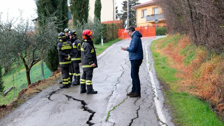 Imola, a Pieve Sant’Andrea 35 evacuati per la crepe che si aprono sulla strada Imola, a Pieve Sant’Andrea 35 evacuati per la crepe che si aprono sulla strada
