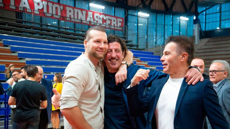Rimini, che festa per gli “eroi” del 2005: la Supercoppa è tornata a casa - Gallery Rimini, che festa per gli “eroi” del 2005: la Supercoppa è tornata a casa - Gallery