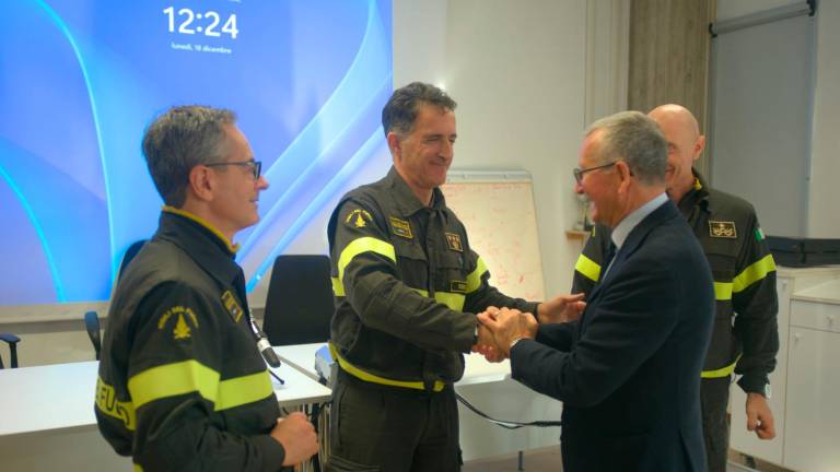 Il prefetto Castrese De Rosa dà il benvenuto al comandante Antonio Petitto (foto e video Massimo Fiorentini) Il prefetto Castrese De Rosa dà il benvenuto al comandante Antonio Petitto (foto e video Massimo Fiorentini)