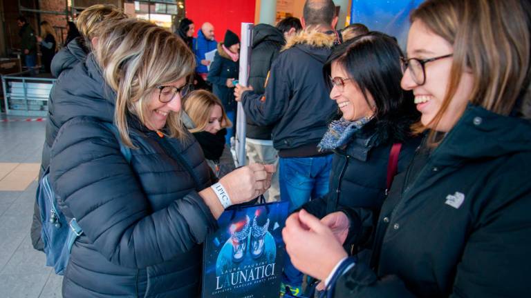 Laura Pausini, tremila fans da tutto il mondo all’Rds Stadium di Rimini per il raduno dei “Launatici” Laura Pausini, tremila fans da tutto il mondo all’Rds Stadium di Rimini per il raduno dei “Launatici”