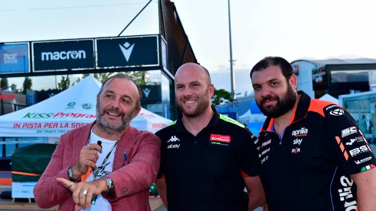 MotoGp a Misano, sorpresa: tra i team in gara spuntano i giocatori di rugby VIDEO GALLERY MotoGp a Misano, sorpresa: tra i team in gara spuntano i giocatori di rugby VIDEO GALLERY