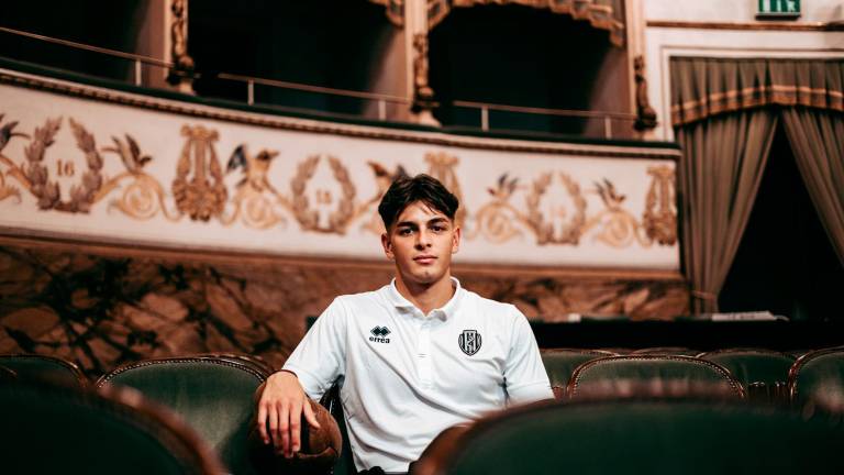 Anche Matteo Guidi ha posato all’interno del Teatro Bonci (foto Cesena Fc) Anche Matteo Guidi ha posato all’interno del Teatro Bonci (foto Cesena Fc)