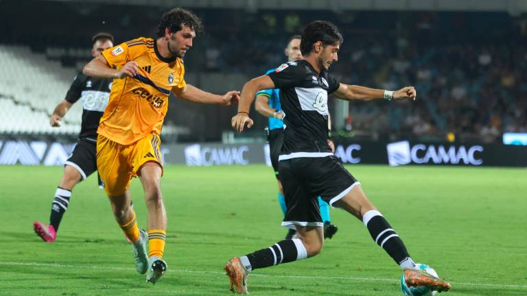 Cristian Shpendi tenta di liberarsi della marcatura di Arturo Calabresi durante Cesena-Pisa di Coppa Italia (foto Gianmaria Zanotti) Cristian Shpendi tenta di liberarsi della marcatura di Arturo Calabresi durante Cesena-Pisa di Coppa Italia (foto Gianmaria Zanotti)