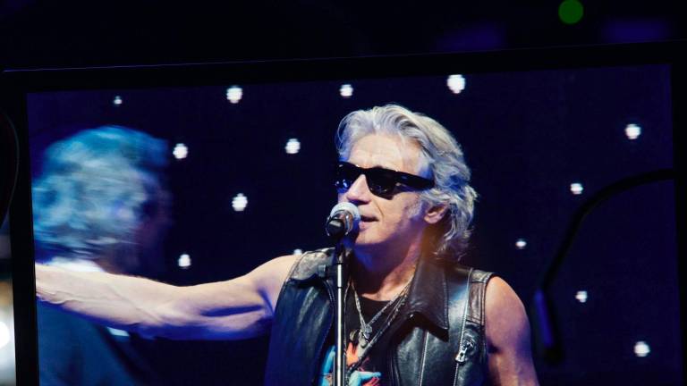 Rimini. Ligabue canta e abbraccia il suo pubblico Rimini. Ligabue canta e abbraccia il suo pubblico