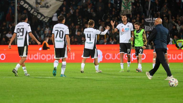 Antonio Calabro (a destra) dopo il fischio finale Antonio Calabro (a destra) dopo il fischio finale