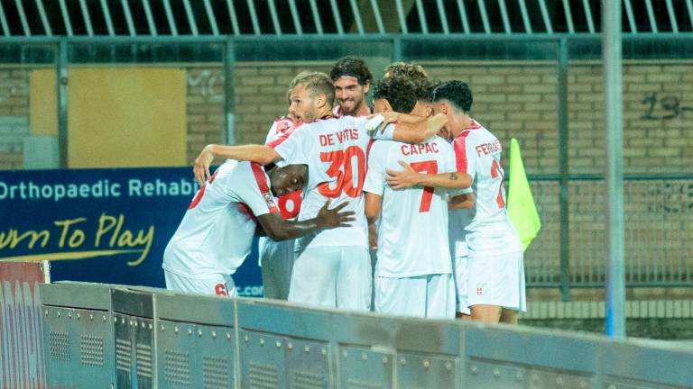 Il Rimini fa festa dopo il gol-vittoria di Gianluca Longobardi (foto Tommaso Morosetti) Il Rimini fa festa dopo il gol-vittoria di Gianluca Longobardi (foto Tommaso Morosetti)