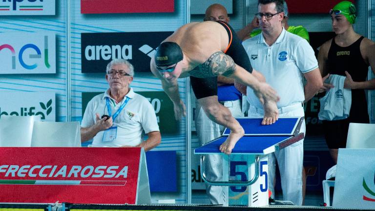 A sinistra l’imolese Simone Cerasuolo, già qualificato per i 50 rana iridati ma comunque in gara al Sette Colli, a destra il faentino Michele Busa, a caccia del pass nei 100 farfalla foto morosetti A sinistra l’imolese Simone Cerasuolo, già qualificato per i 50 rana iridati ma comunque in gara al Sette Colli, a destra il faentino Michele Busa, a caccia del pass nei 100 farfalla foto morosetti