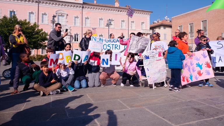 Ravenna, la protesta contro lo spostamento della Mordani VIDEO GALLERY Ravenna, la protesta contro lo spostamento della Mordani VIDEO GALLERY
