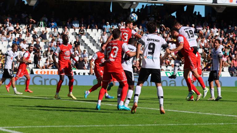 Il capitano bianconero Giuseppe Prestia realizza contro il Mantova uno dei suoi quattro gol stagionali foto zanotti Il capitano bianconero Giuseppe Prestia realizza contro il Mantova uno dei suoi quattro gol stagionali foto zanotti