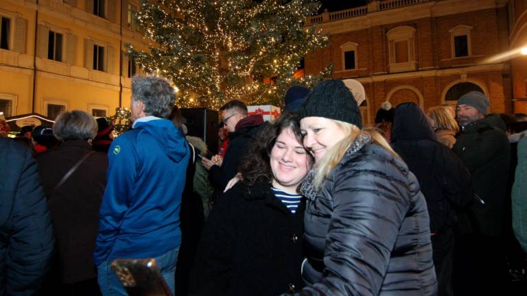La magia del Natale a Ravenna, acceso l’albero in piazza del Popolo FOTO VIDEO La magia del Natale a Ravenna, acceso l’albero in piazza del Popolo FOTO VIDEO