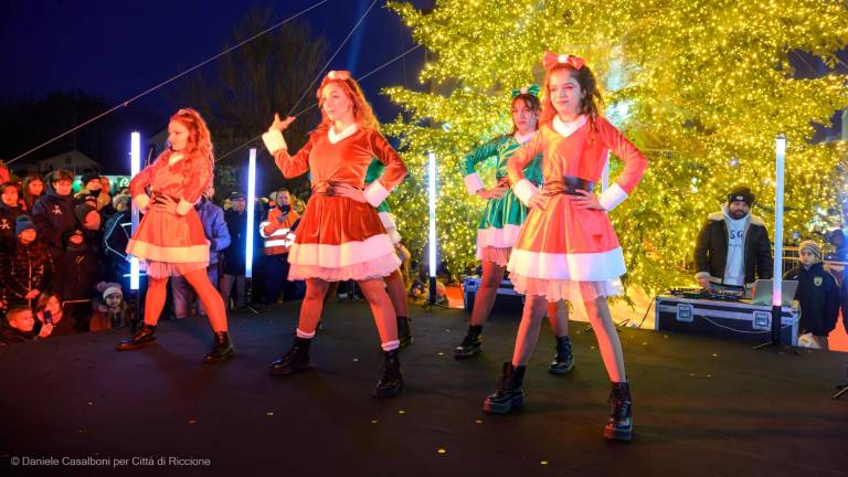 Riccione accende l’albero di Natale, inizia la festa Riccione accende l’albero di Natale, inizia la festa
