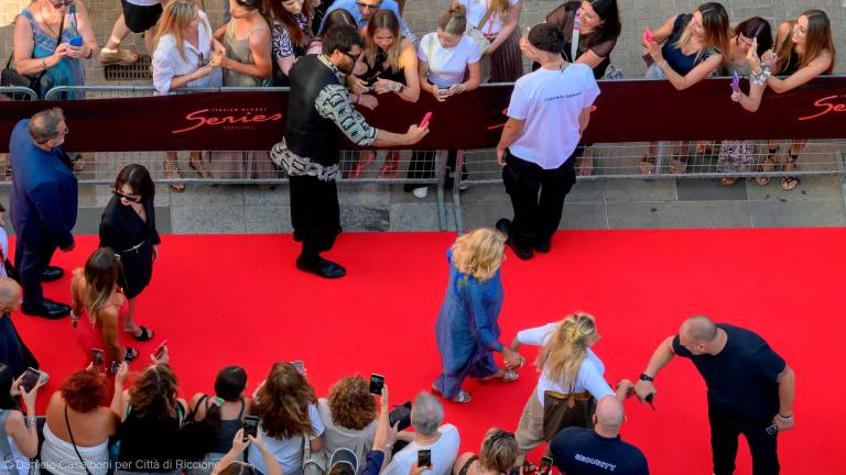 Riccione, bagno di folla e selfie per gli attori di Sandokan, attesa per Kevin Spacey e i protagonisti di Mare Fuori GALLERY Riccione, bagno di folla e selfie per gli attori di Sandokan, attesa per Kevin Spacey e i protagonisti di Mare Fuori GALLERY
