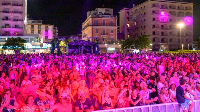Riccione, Piazzale Roma gremito per la Hit’s Summer Night - Gallery Riccione, Piazzale Roma gremito per la Hit’s Summer Night - Gallery