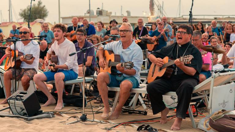 Rimini. In spiaggia a cantare con il vescovo per la pace Rimini. In spiaggia a cantare con il vescovo per la pace