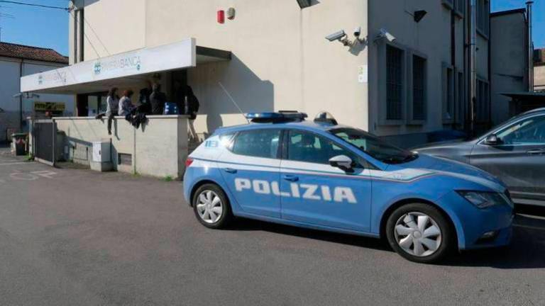 Ladri forzano di notte la porta della banca a Macerone di Cesena e portano via soldi Ladri forzano di notte la porta della banca a Macerone di Cesena e portano via soldi
