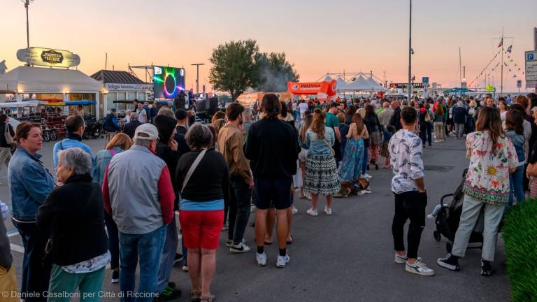Riccione, fuochi artificiali, rustida e Romagna Mia. Grande successo per la Festa del Bagnino - Gallery Riccione, fuochi artificiali, rustida e Romagna Mia. Grande successo per la Festa del Bagnino - Gallery