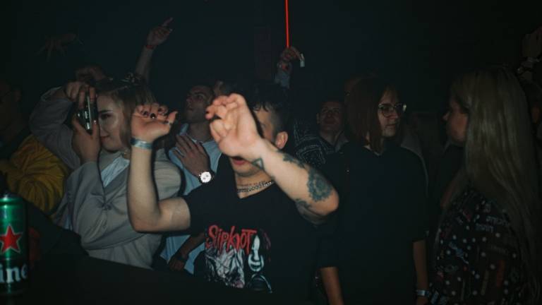 Forlì, ma chi sono questi? Scoprono un rave nella casa di campagna Forlì, ma chi sono questi? Scoprono un rave nella casa di campagna