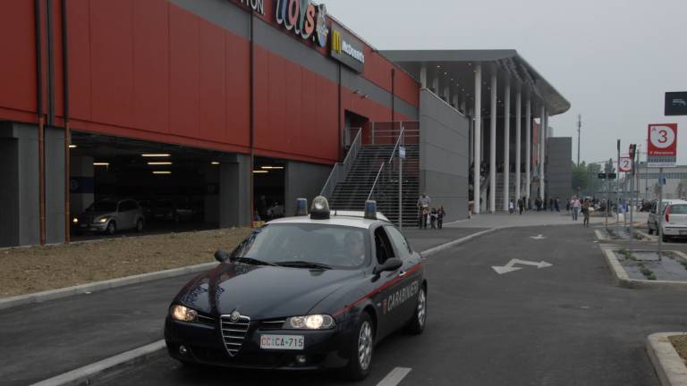 Forlì, aggredisce i carabinieri: bloccato con il Taser e arrestato Forlì, aggredisce i carabinieri: bloccato con il Taser e arrestato