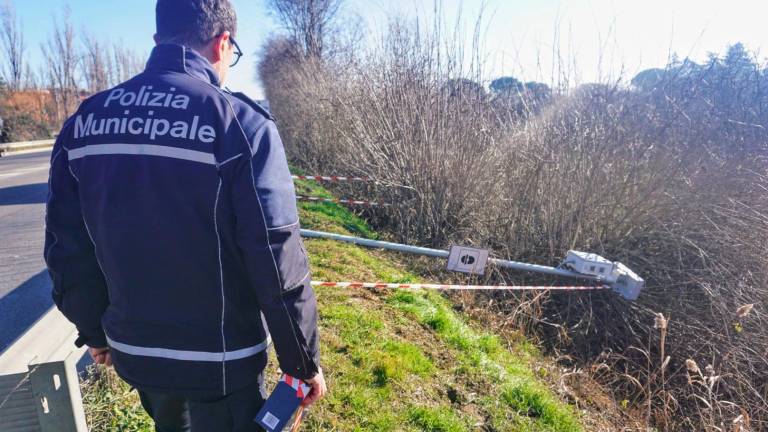 Il velocar abbattuto a Faenza Il velocar abbattuto a Faenza