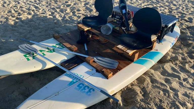 Oggetti natanti non idenfiticati: a Riccione spunta un moscone con un pannello solare Oggetti natanti non idenfiticati: a Riccione spunta un moscone con un pannello solare