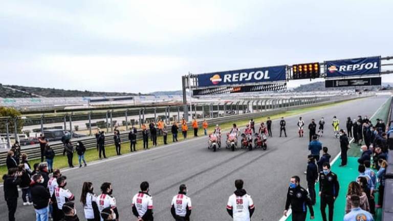 Motociclismo, minuto di silenzio per Gresini nei test di Valencia Motociclismo, minuto di silenzio per Gresini nei test di Valencia