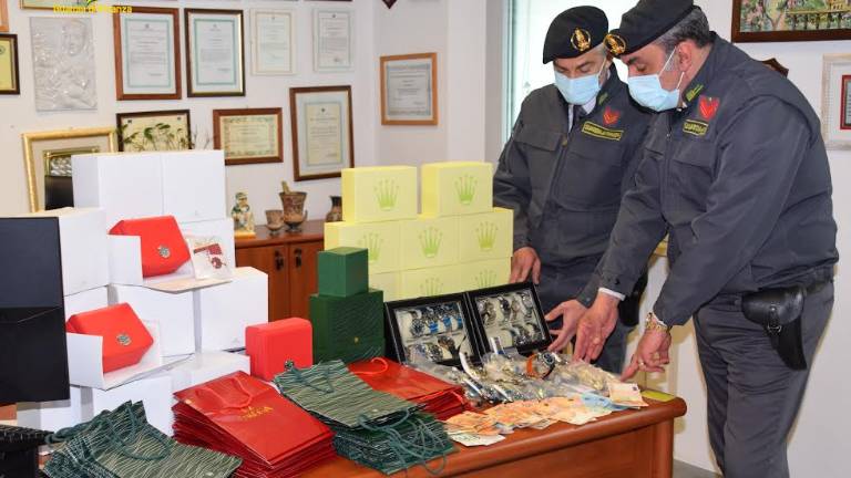 Orologi tarocchi comprati sul web, Finanza multa 127 persone Orologi tarocchi comprati sul web, Finanza multa 127 persone