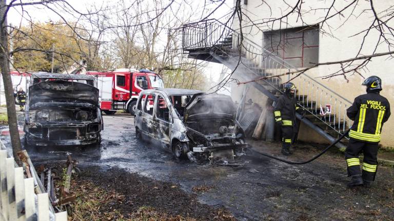 Fiamme sulla Santarcangiolese, distrutto furgone Fiamme sulla Santarcangiolese, distrutto furgone