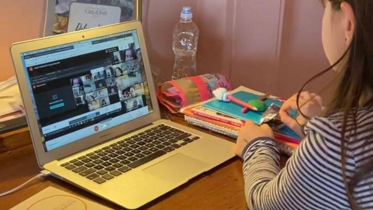 Covid, figli in quarantena? Genitori a casa e pagati: il caso di San Marino Covid, figli in quarantena? Genitori a casa e pagati: il caso di San Marino
