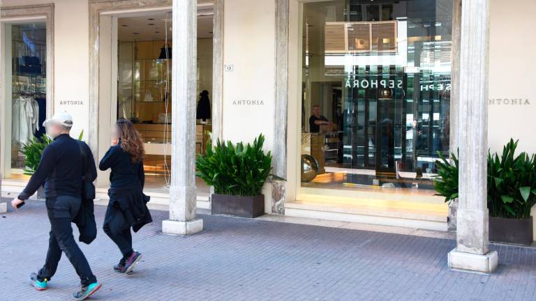 La vetrina di sinistra della boutique Antonia sfondata dei ladri (Migliorini) La vetrina di sinistra della boutique Antonia sfondata dei ladri (Migliorini)