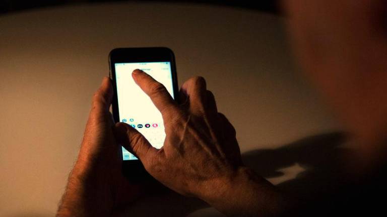 Tra le accuse l’invio di numerosi messaggi e foto a luci rosse Tra le accuse l’invio di numerosi messaggi e foto a luci rosse