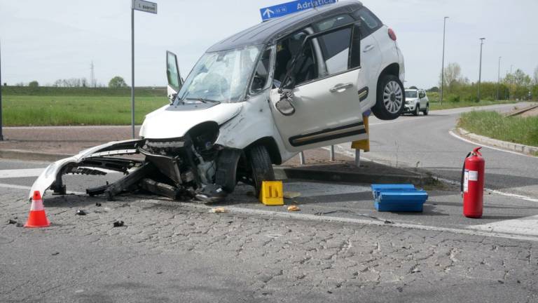 Ravenna: sbanda in auto e resta in bilico su un cartello stradale Ravenna: sbanda in auto e resta in bilico su un cartello stradale