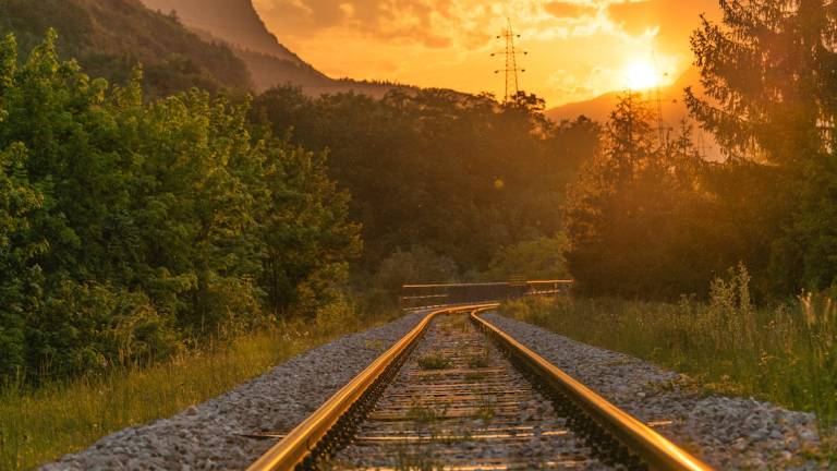 Al via la sperimentazione dell’idrogeno nel trasporto ferroviario e stradale Al via la sperimentazione dell’idrogeno nel trasporto ferroviario e stradale