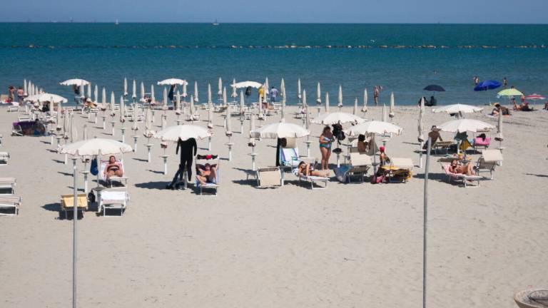 Coronavirus, a Ravenna finisce l'era dell'ombrellone condiviso Coronavirus, a Ravenna finisce l'era dell'ombrellone condiviso