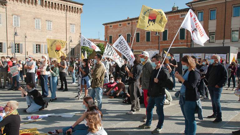 Ravenna, in 200 in piazza contro lo stoccaggio Eni di Co2 Ravenna, in 200 in piazza contro lo stoccaggio Eni di Co2