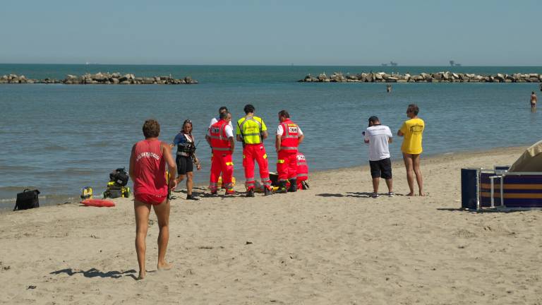 Malore in acqua a Casalborsetti, muore una donna di 56 anni di Cotignola Malore in acqua a Casalborsetti, muore una donna di 56 anni di Cotignola