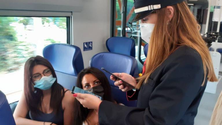 No green pass, agenti anti sommossa per evitare il blocco dei treni No green pass, agenti anti sommossa per evitare il blocco dei treni