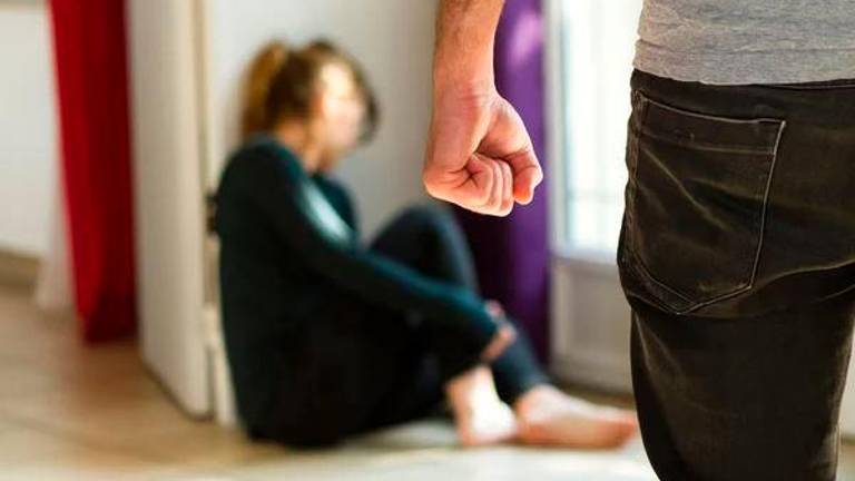 Moglie picchiata e insulti davanti ai figli: 40enne di Cesena condannato a 3 anni Moglie picchiata e insulti davanti ai figli: 40enne di Cesena condannato a 3 anni