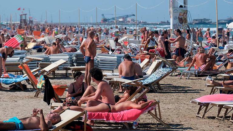 Turisti sulla spiaggia di Rimini Turisti sulla spiaggia di Rimini